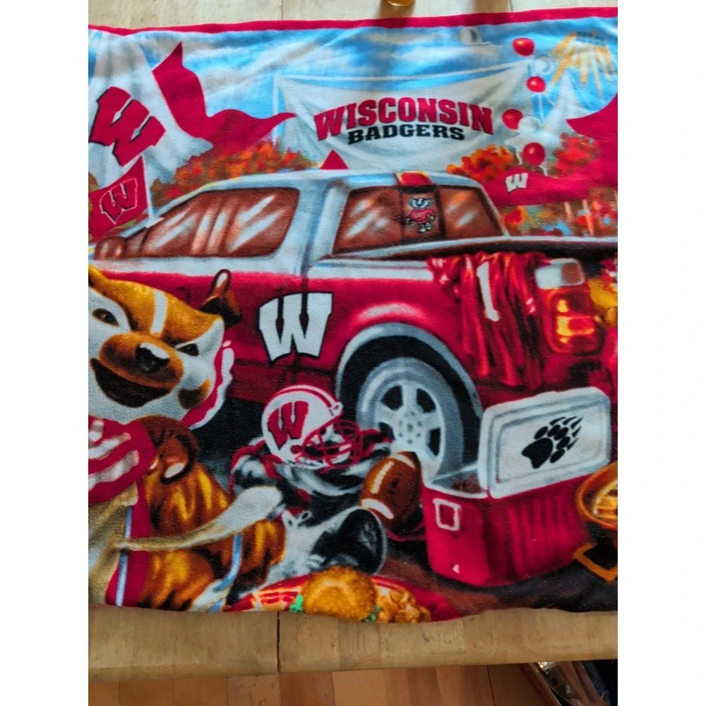 Wisconsin Badgers Fleece Blanket 43 X 50 Truck‎ Helmet 2 Sided